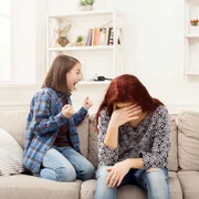 Frati care se cearta - mama - copii - FOTO Shutterstock