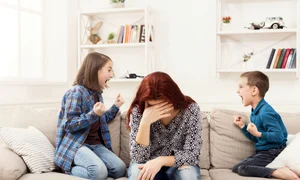 Frati care se cearta - mama - copii - FOTO Shutterstock