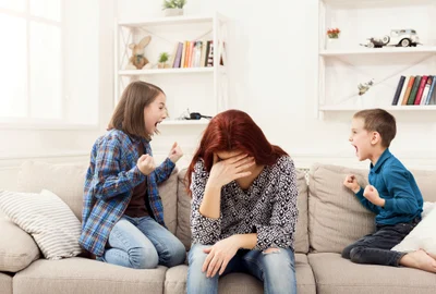 Frati care se cearta - mama - copii - FOTO Shutterstock