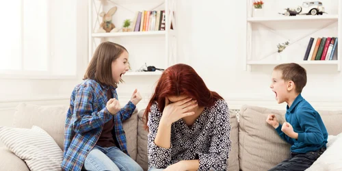 Frati care se cearta - mama - copii - FOTO Shutterstock