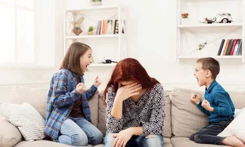 Frati care se cearta - mama - copii - FOTO Shutterstock
