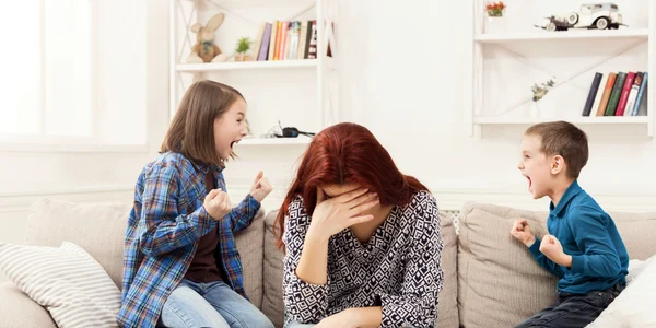 Frati care se cearta - mama - copii - FOTO Shutterstock