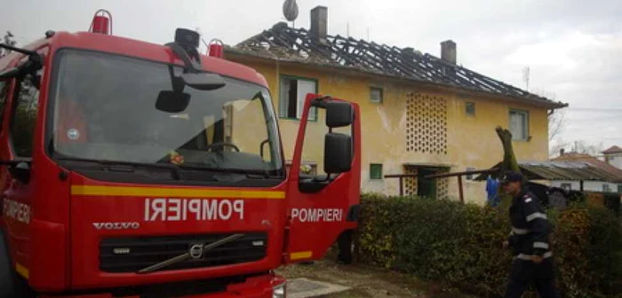 Sibiu: Patru familii au rămas fără acoperiş după un incendiu (galerie foto)