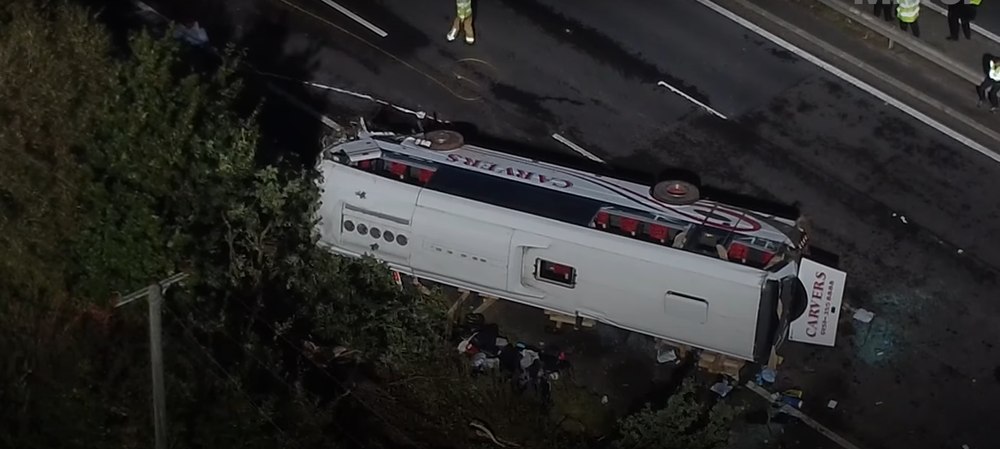 Accident teribil pe o autostradă din Marea Britanie, după ce un autobuz cu elevi s-a răsturnat. Șoferul și o fată au murit