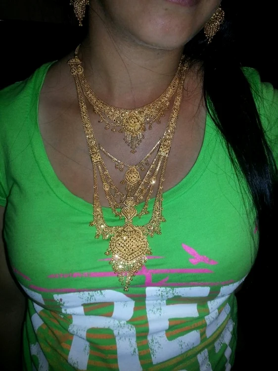 Soţioara poartă cu mândrie colierul din aur, care cântăreşte 1 kg