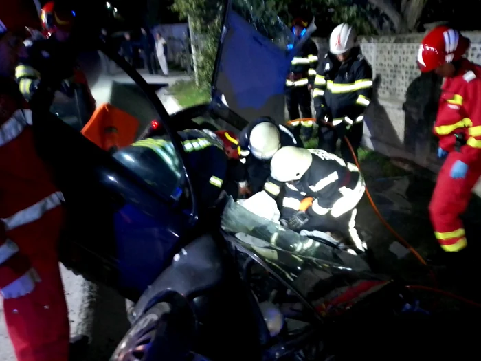 O mașină s-a izbit într-un cap de pod - un copil de trei ani e grav rănit