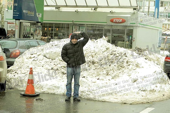 Piaţa Victoriei: De pe crestele munţilor de zăpadă de circa 6 m,  clădirea Guvernului pare  o coşmelie