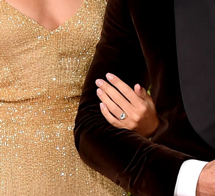 După 55 de ani de la moartea părinţlor, femeia a intrat în posesia verighetei mamei ei