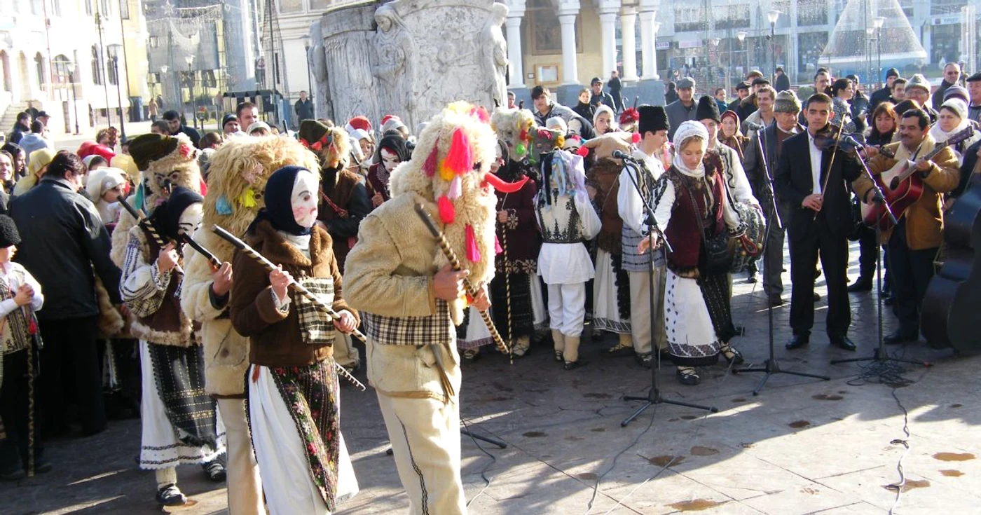 «Moşii» şi «Babele» au dansat prin Târgu-Jiu