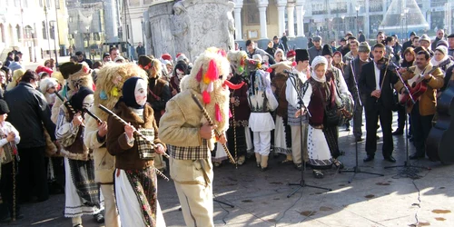 «Moşii» şi «Babele» au dansat prin Târgu-Jiu