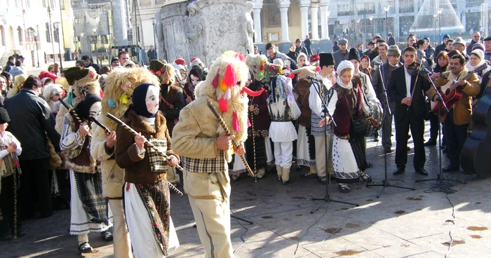 «Moşii» şi «Babele» au dansat prin Târgu-Jiu