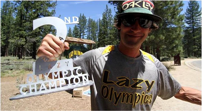 
    Câştigătorul a luat bani, fiindcă organizatorilor le-a fost lene să facă o medalie  