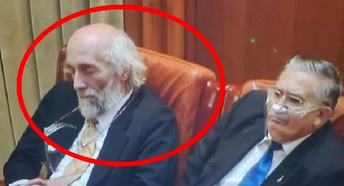 senatorul Mircea Daneasa doarme in Parlamenta
