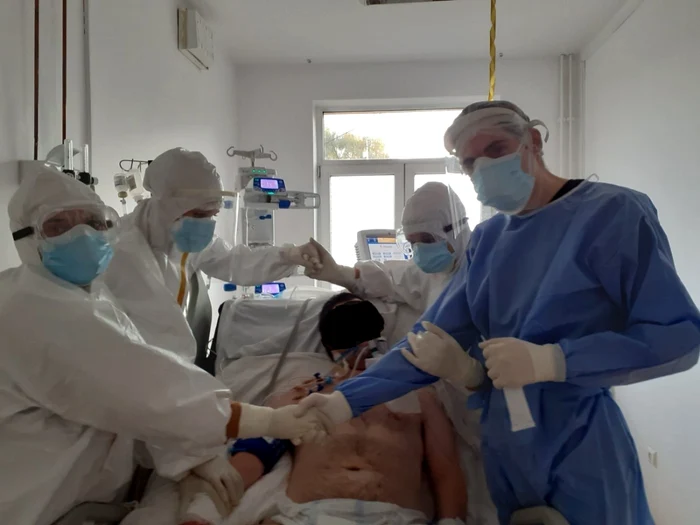 Tânărul, înconjurat de o parte din echipa medicală de la Spitalul Mioveni care l-a salvat FOTO: Denis Grigorescu