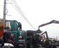 TIR încărcat cu fier vechi răsturnat într-un sens giratoriu din Râmnicu Vâlcea Foto Adevărul