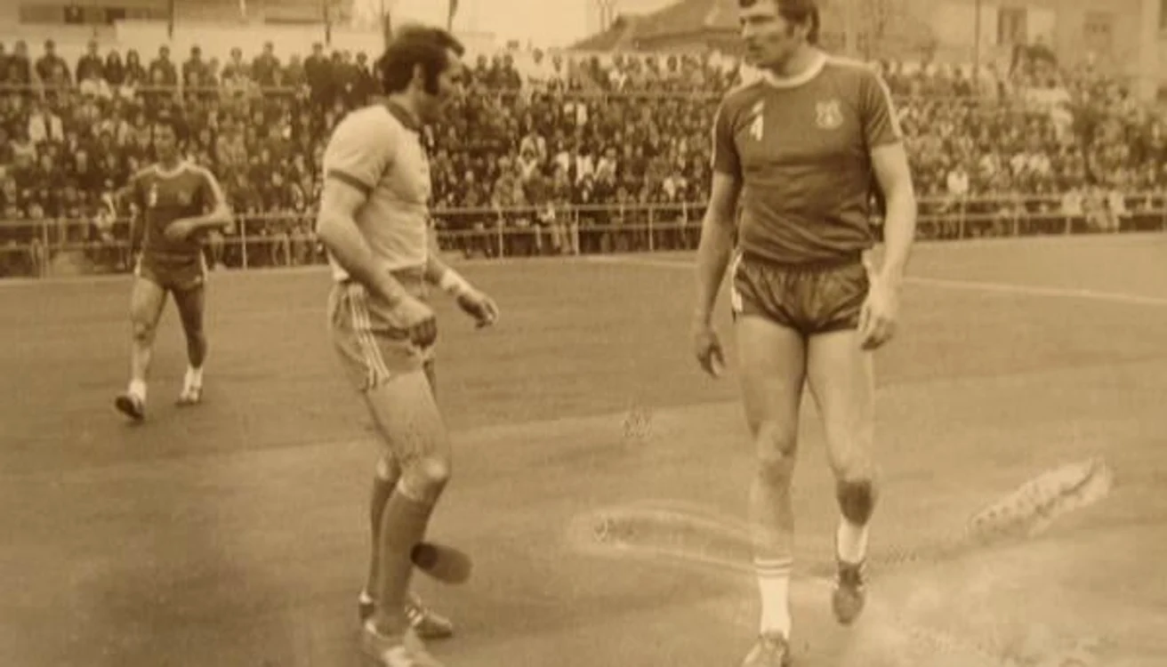 Titi Ionescu (în tricou alb) încadrat de Cristian Gațu și Ștefan Birtalan FOTO Arhivă persoanlă