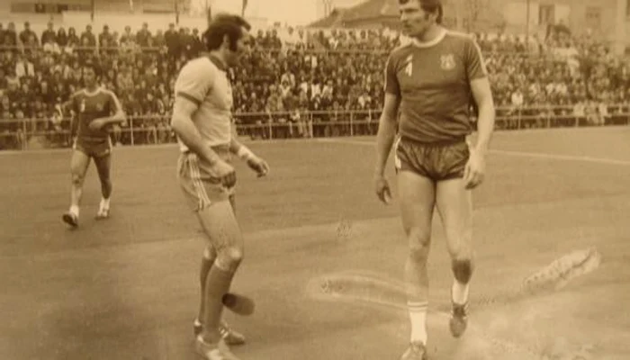 Titi Ionescu (în tricou alb) încadrat de Cristian Gațu și Ștefan Birtalan FOTO Arhivă persoanlă