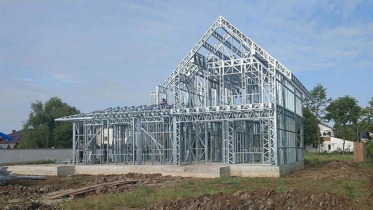 Case structură metalică: soluția împotriva scumpirilor la energie