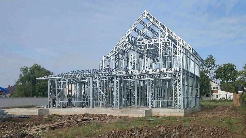 Case structură metalică: soluția împotriva scumpirilor la energie