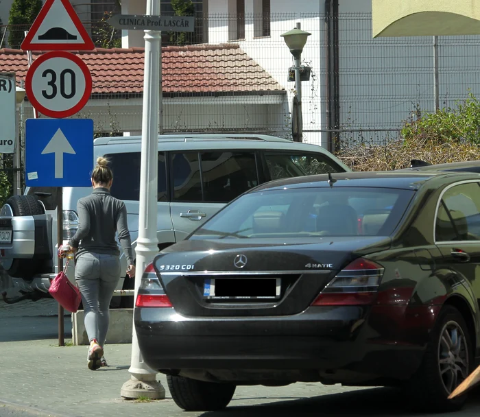 Raluca Podea a mers cu capul în pământ fără să schiţeze vreun zâmbet