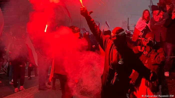 Participanți la "Marșul Independenței" naționalist de la Varșovia din 11 noiembrie.
