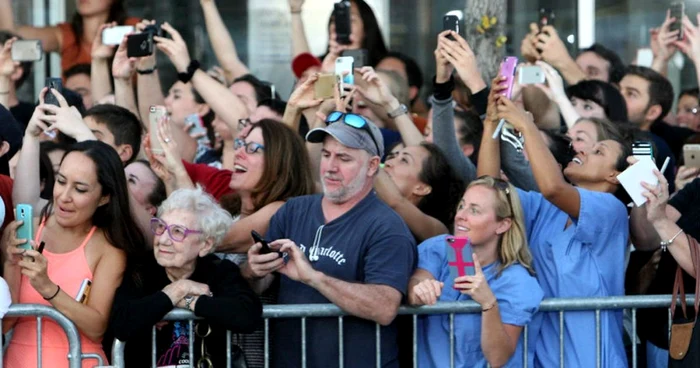 Femeia în vârstă din stânga pozei a devenit un simbol al Internetului. FOTO Boston Globe