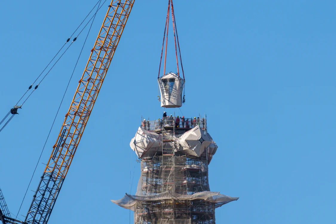 A fost pus ultimul element pe crucea turlei centrale FOTO: X