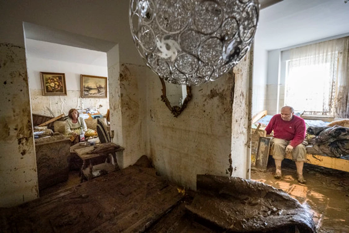 
    Germania. Două femei, epuizate de lupta cu apa și cu noroiul Foto: GettyImages  