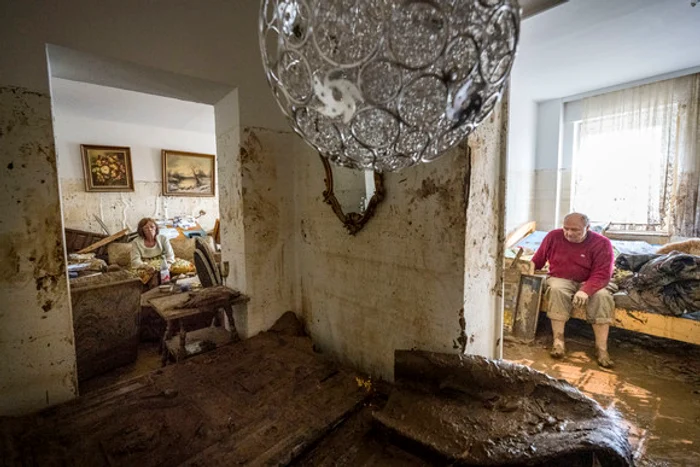 
    Germania. Două femei, epuizate de lupta cu apa și cu noroiul Foto: GettyImages  