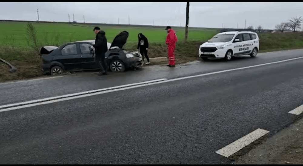 Doi jandarmi, martori la un accident în care o șoferiță s-a izbit cu mașina într-un val de pământ VIDEO