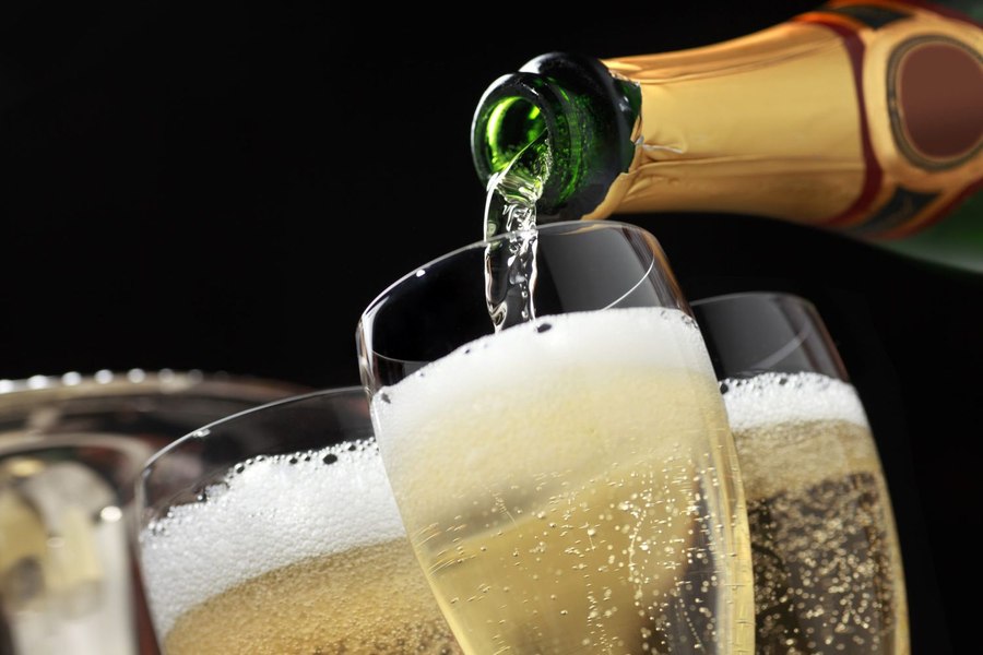 Vin spumant sau vin spumos. Cu ce se deosebesc cele două băuturi, deopotrivă apreciate la petreceri sau ocazii speciale