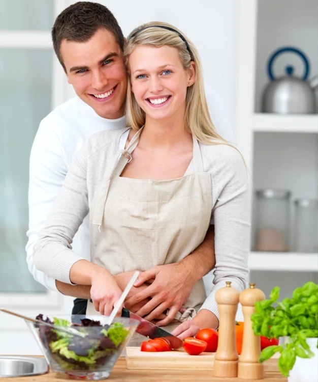 Mâncarea are gust mai bun dacă e gătită şi consumată în doi