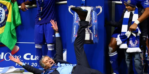 Antrenorul Jose Mourinho Chelsea pozează cu trofeul la finalul meciului din cupa Capital One dintre Chelsea şi Tottenham Hotspur pe Stadionul Wembley în Londra Anglia FOTO Guliver/Getty Images