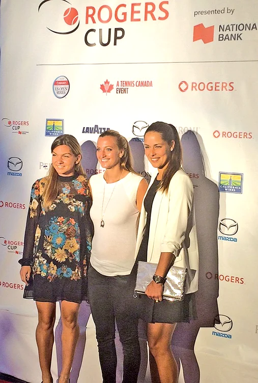 
    Simona Halep  a asistat la tragerea  la sorţi alături de  Petra Kvitova  şi Ana Ivanovic  