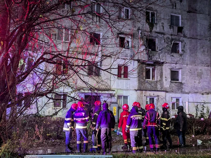 Explozia a avut loc într-un bloc de garsoniere FOTO: ISU Bacău