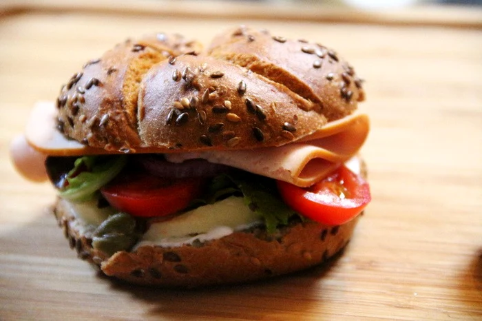 
    Sandwich cu şuncă de curcan   