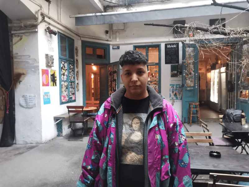Elvisey Pisică, actorul și raperul rom transgender. „Când am avut ocazia, m-am certat cu mulți rasiști”