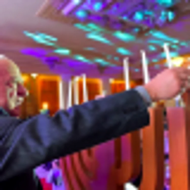 Aurel Vainer lider evrei aprinzând lumânări de Hanuka Sursa Facebook AV