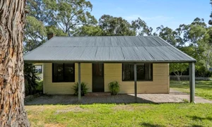 o scoala veche de peste 100 de ani a fost transformata in casa iar interiorul este spectaculos din fata nu pare mare lucru 1019113 jpeg