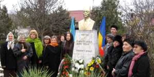 An de an, comunitatea tătară se reculege la bustul poetului Mehmet Niyazi