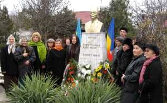An de an, comunitatea tătară se reculege la bustul poetului Mehmet Niyazi