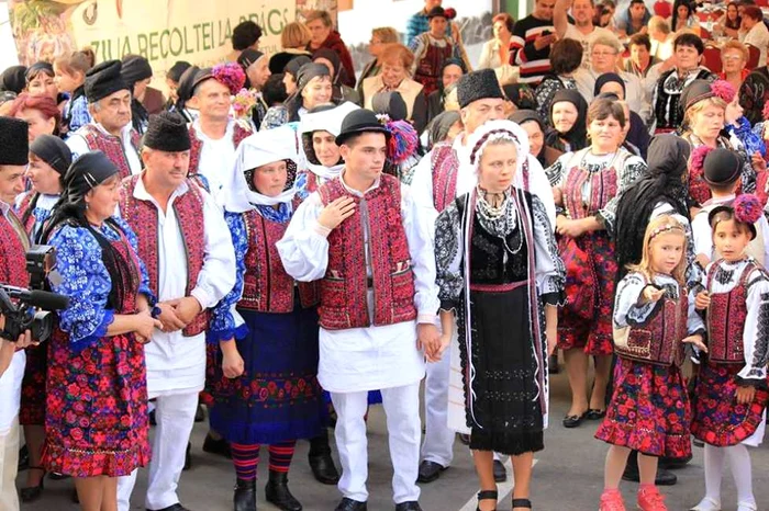 Mirele şi mireasa, dar şi nuntaşii vor îmbrăca portul popular. FOTOPrimaria Drăguş