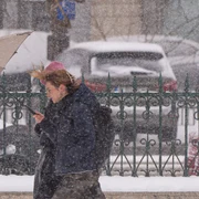  O tânără se adapostește sub o umbrela în timpul unei ninsori, in Bucuresti FOTO Mediafax - meteo - vremea- ninsoare  - frig