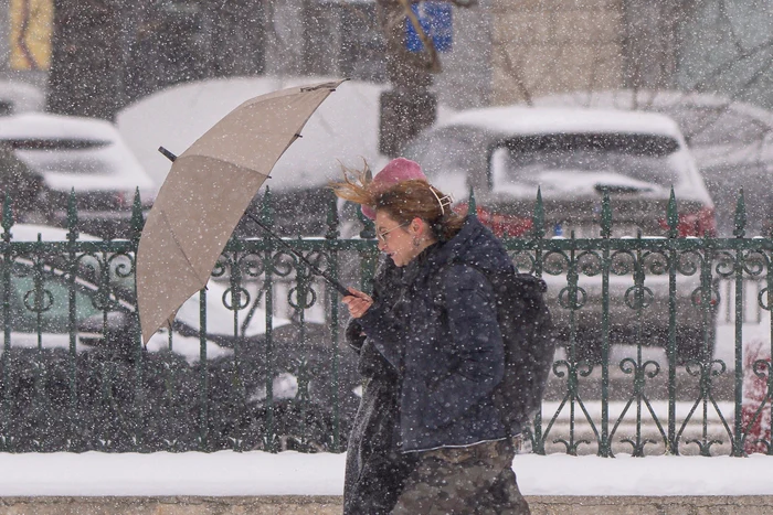 Prognoza meteo duminică, 11 mai. Zăpadă la munte, frig și ploi în toată țara