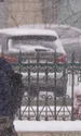  O tânără se adapostește sub o umbrela în timpul unei ninsori, in Bucuresti FOTO Mediafax - meteo - vremea- ninsoare  - frig