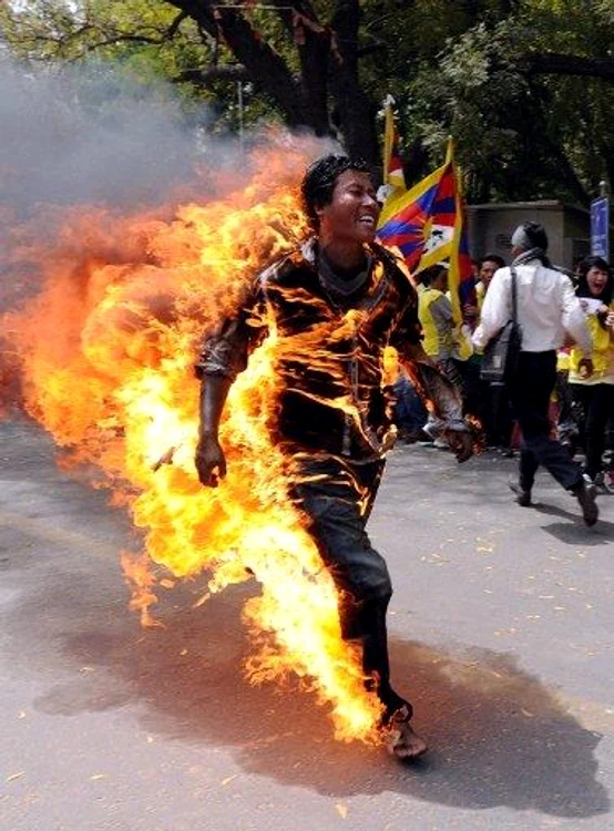 
    Bărbatul de 27 de ani şi-a dat foc şi a alergat apoi prin mulţime (foto:AFP)  