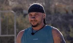 De ce poartă Nick nnd dispozitivul negru pe nas la Power Couple