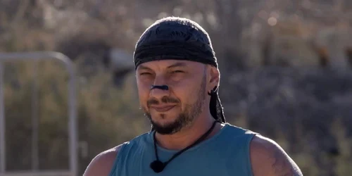 De ce poartă Nick nnd dispozitivul negru pe nas la Power Couple