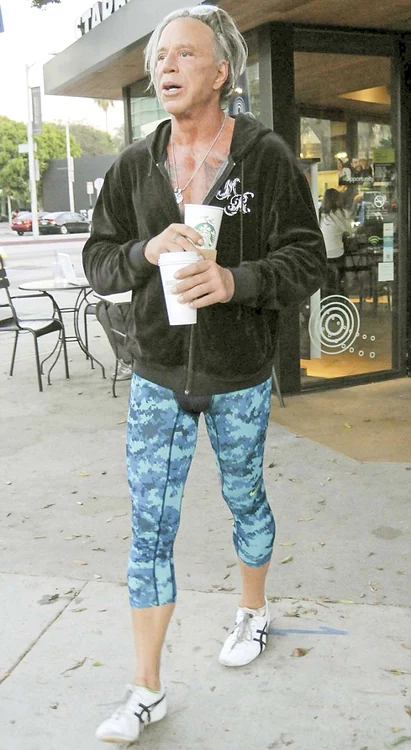 
    Mickey Rourke (62 de ani) s-a făcut adesea de ruşine  în costumaţii caraghioase  