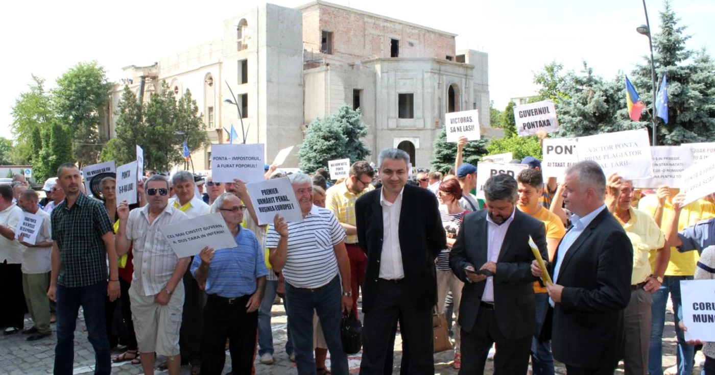 În jur de 300 de liberali botoşăneni au protestat astăzi în faţa Prefecturii FOTO Cosmin Zamfirache